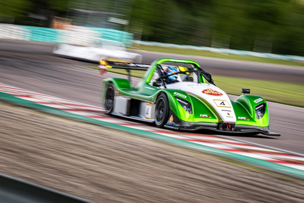 STEP Motorsports Radical-racere indtager Mantorp Park 
(Foto: STEP Motorsport)
